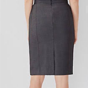 Ann Taylor grey stretchy skirt. Size 4.